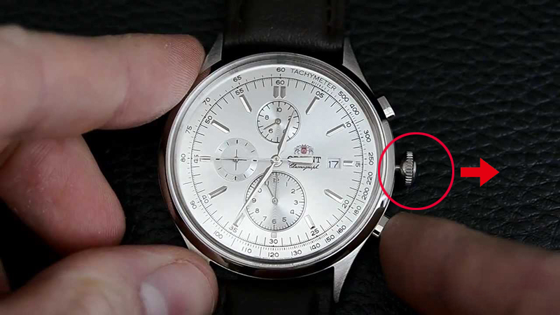 Việc điều chỉnh giờ, phút và ngày trên đồng hồ Chronograph tương đối dễ làm