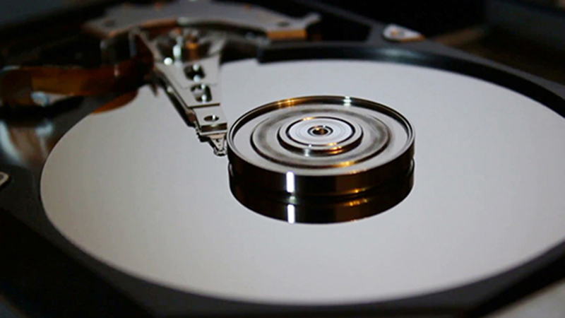 Hoạt động của HDD dựa trên cơ chế chuyển động quay của đĩa từ và đầu đọc