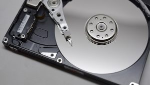 HDD (Hard Disk Drive) là ổ đĩa cứng truyền thống