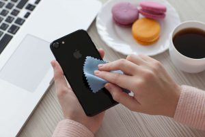 Trước hết bạn hãy dựng loa điện thoại xuống để nước chảy ra và dùng khăn lau khô