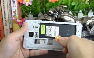 Tháo và lắp lại SIM