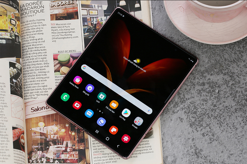 Như một quyển sách, Samsung Galaxy Z Fold 2 mở ra để hiển thị màn hình lớn bên trong